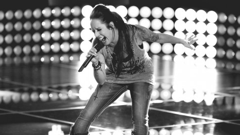 Kat Perkins belts out her version of Fleetwood Mac’s “Gold Dust Woman” while competing on “The Voice.”